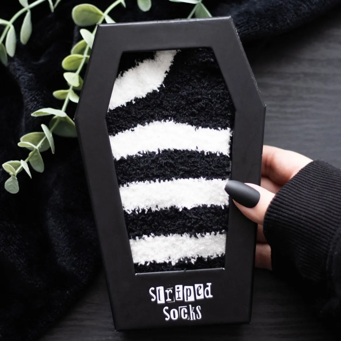Black/white Pörrösukat arkku lahjapakkauksessa