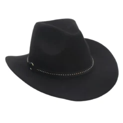Musta cowboy hattu niittiremmillä